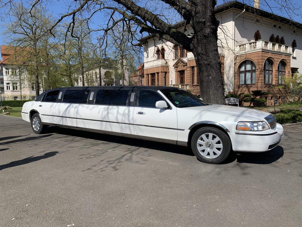 Limousine vor dem Standesamt in Magdeburg Standesamt